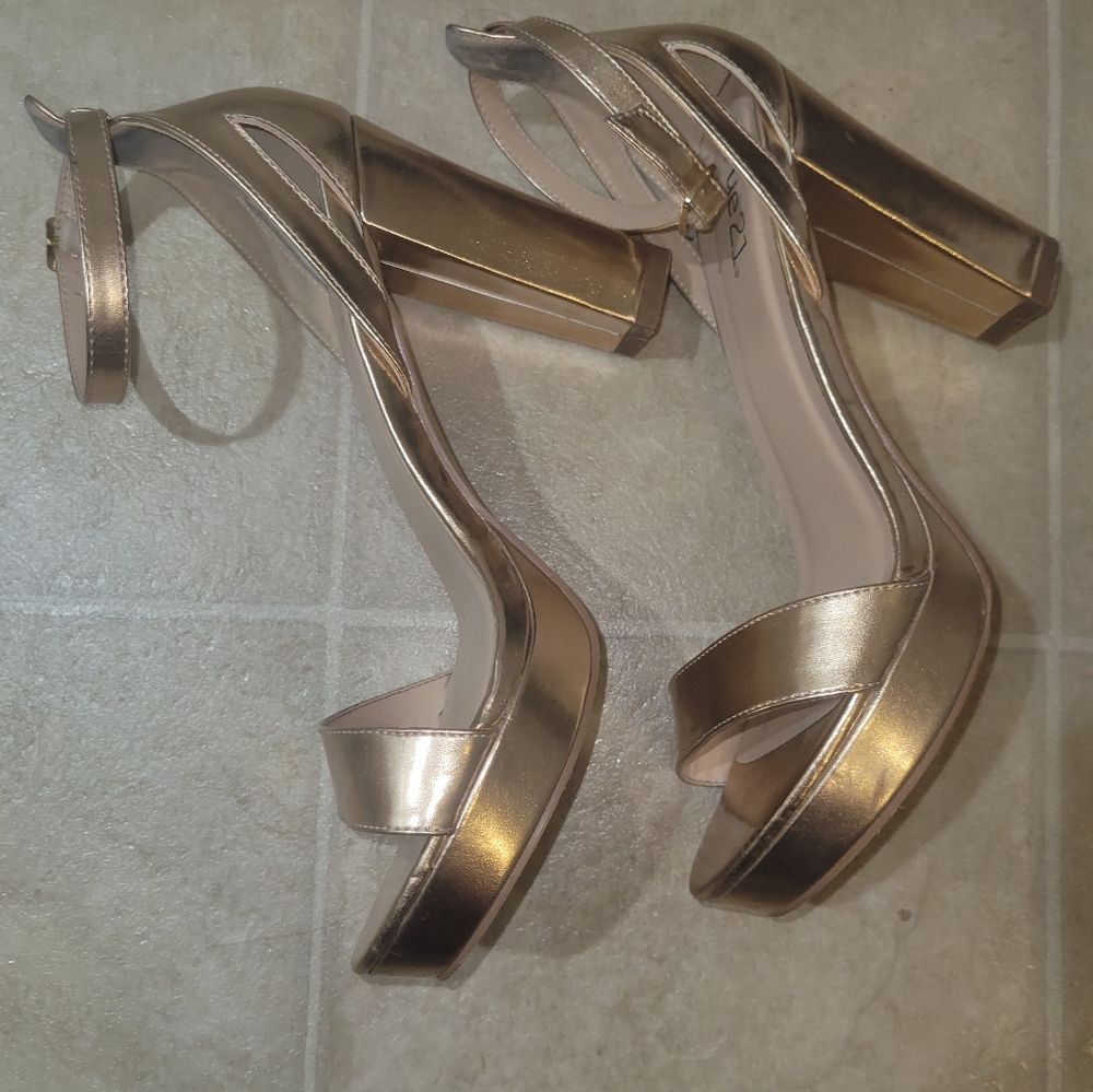 Rue 21 gold platform pumps
